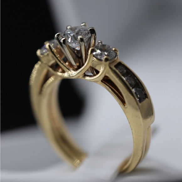 Elegant Gold and Diamond Ring - Picture 7 of 9